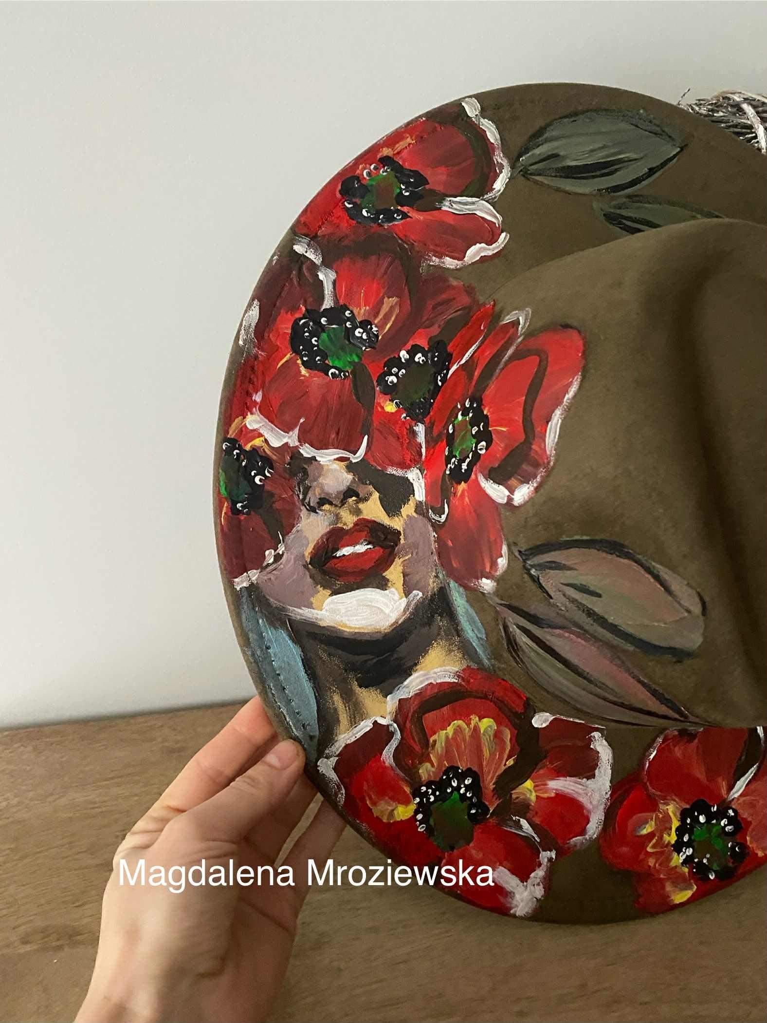 kapelusz "Być kobietą" 1