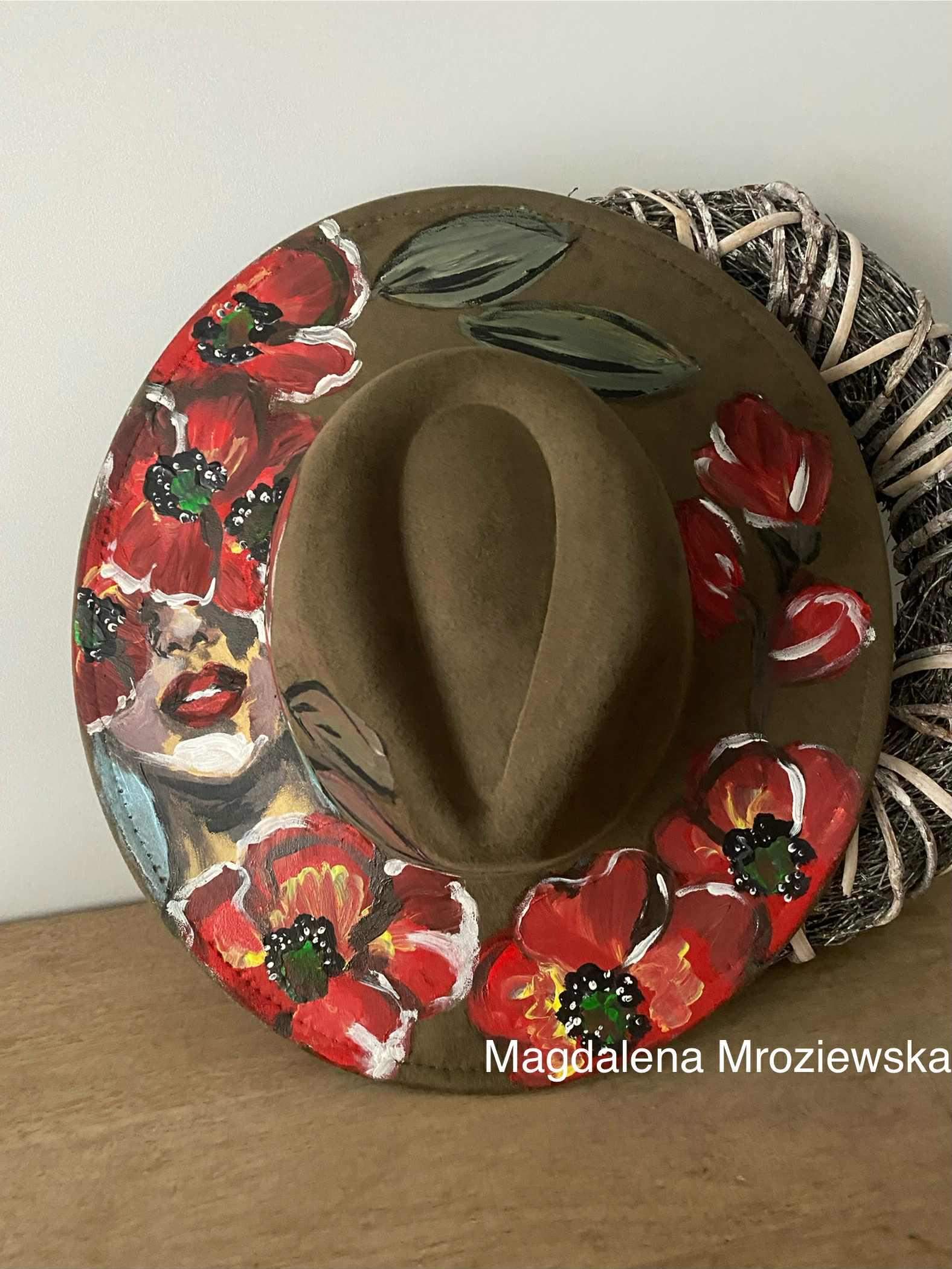 kapelusz "Być kobietą" 0